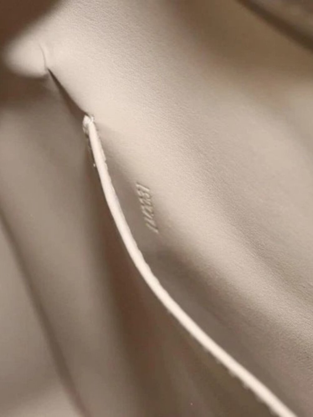 LOUIS VUITTON Monogram Vernis Columbus Tote Bag Beige M91023 LV Auth 100753 - Picture 11 of 16